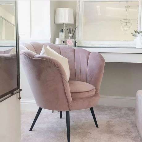 43. Cadeira para penteadeira rosa – Via: Pinterest 43. Cadeira para penteadeira rosa – Via: Pinterest
