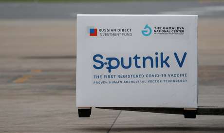 Carregamento com doses da vacina Sputnik V no aeroporto de Ezeiza, em Buenos Aires 28/01/2021REUTERS/Agustin Marcarian
