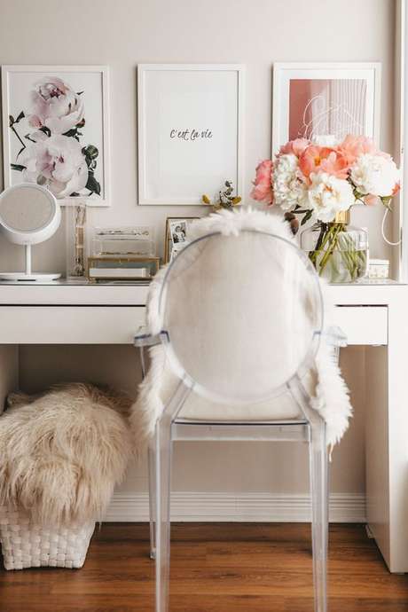 11. Cadeira transparente para penteadeira com almofada de pelos – Via: Stripes n Vibes