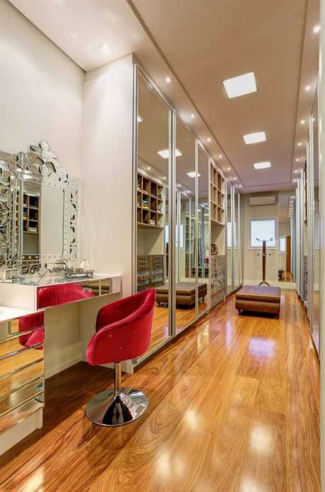 48. Closet luxuoso com cadeira para penteadeira vermelha – Via: Decor Salteado 48. Closet luxuoso com cadeira para penteadeira vermelha – Via: Decor Salteado