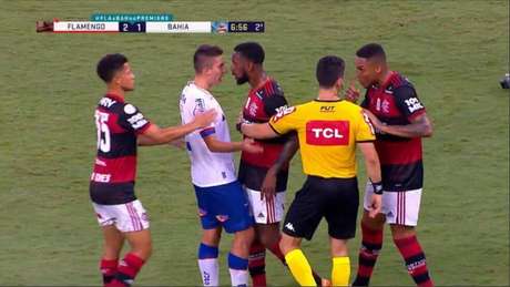 Atletas discutiram em duelo do segundo turno do Brasileirão (Foto: Reprodução/Premiere) Atletas discutiram em duelo do segundo turno do Brasileirão (Foto: Reprodução/Premiere)