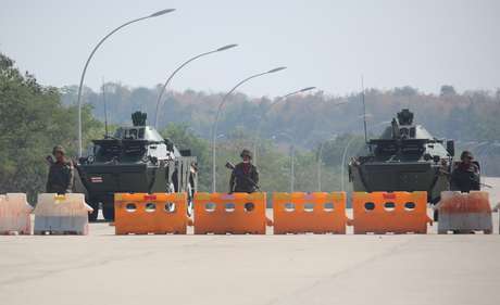 Posto de controle montado por militares no caminho para o complexo do Congress de Mianmar em Naypyitaw04/02/2021 REUTERS/Stringer