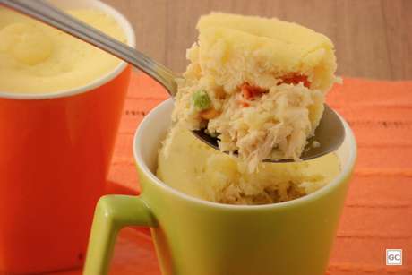 Guia da Cozinha - Torta na caneca de micro-ondas com recheio cremoso de frango Guia da Cozinha - Torta na caneca de micro-ondas com recheio cremoso de frango