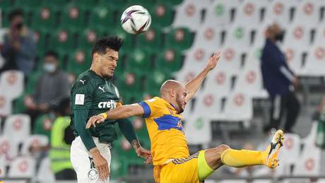 O jogador Gustavo Gómez, da SE Palmeiras, disputa bola com o jogador Gonzalez, do CF Tigres UANL, durante partida válida pela semi final, da Copa do Mundo de Clubes da FIFA 2020, no Estádio Education City