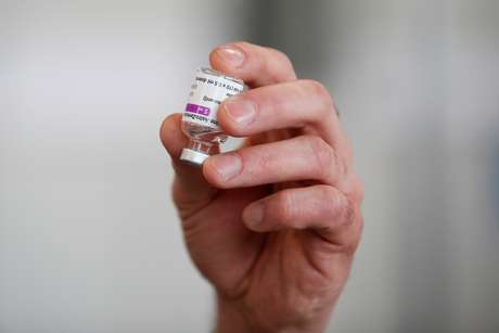 Frasco de vacina Oxford/AstraZeneca contra Covid-19 em Basingstoke, no Reino Unido 04/02/2021 REUTERS/Peter Cziborra