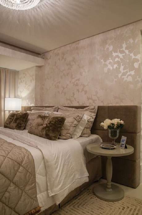 18. Decoração em cores neutras com mesa de canto para quarto de casal sofisticado clássico – Foto: Houzz 18. Decoração em cores neutras com mesa de canto para quarto de casal sofisticado clássico – Foto: Houzz