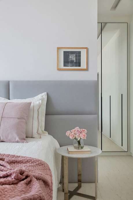 33. Mesa de canto para quarto de casal decorado com cabeceira cinza estofada – Foto: Casa de Valentina 33. Mesa de canto para quarto de casal decorado com cabeceira cinza estofada – Foto: Casa de Valentina
