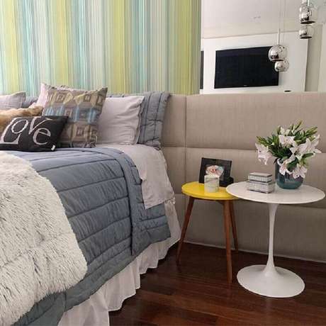 57. Mesa de canto redonda para quarto de casal decorado com parede espelhada – Foto: Pinterest 57. Mesa de canto redonda para quarto de casal decorado com parede espelhada – Foto: Pinterest