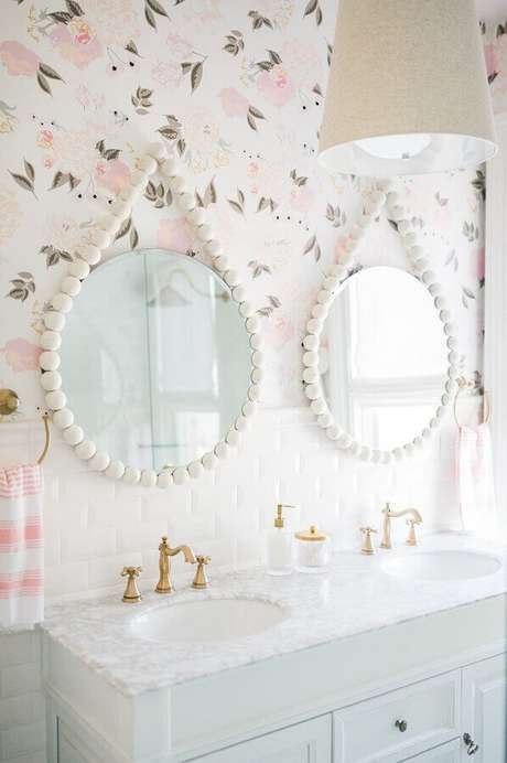 9. Banheiro branco decorado com papel de parede floral romântico – Foto: Apartment Therapy 9. Banheiro branco decorado com papel de parede floral romântico – Foto: Apartment Therapy