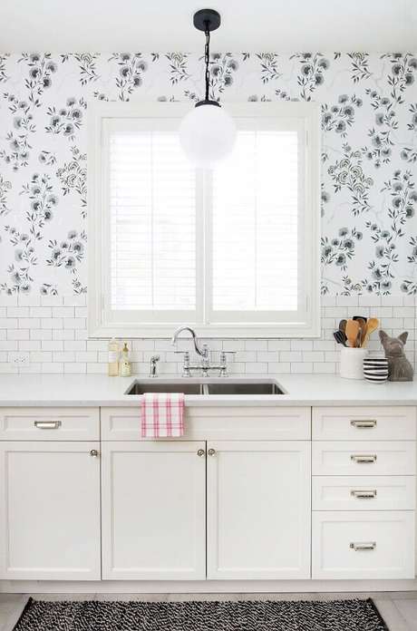 14. Decoração de cozinha planejada branca com papel de parede floral romântico – Foto: Vanessa Francis Interior Design 14. Decoração de cozinha planejada branca com papel de parede floral romântico – Foto: Vanessa Francis Interior Design