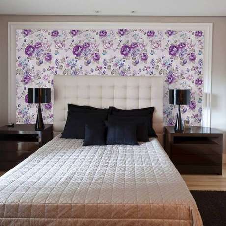 5. Decoração de quarto de casal com abajur preto e papel de parede floral romântico – Foto: Pinterest 5. Decoração de quarto de casal com abajur preto e papel de parede floral romântico – Foto: Pinterest