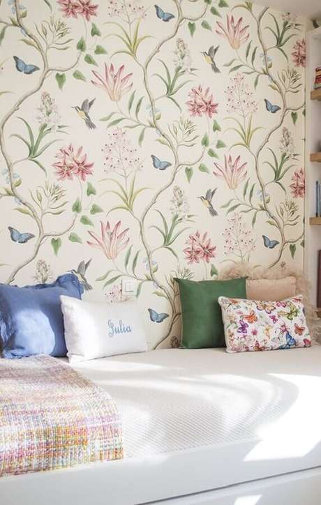 33. Papel de parede floral romântico para decoração de quarto feminino – Foto: Pinterest 33. Papel de parede floral romântico para decoração de quarto feminino – Foto: Pinterest