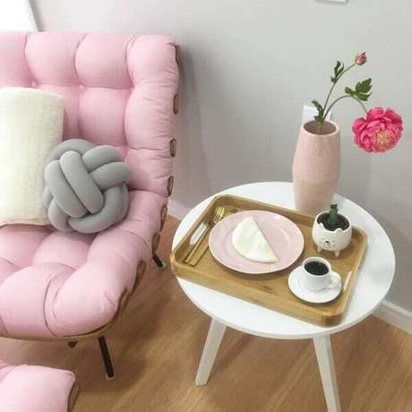36. Sala romântica com poltrona capitonê rosa – Via: Pinterest 36. Sala romântica com poltrona capitonê rosa – Via: Pinterest