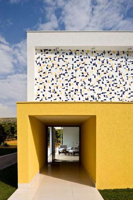 3. Fachada em amarelo e porcelanato colorido – Via: Pinterest