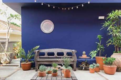 7. Parede azul marinho para jardim charmoso – Via: Pinterest