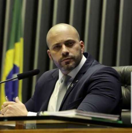 Daniel Silveira foi preso na noite desta tera-feira (16) sob ordem do ministro Alexandre de Moraes