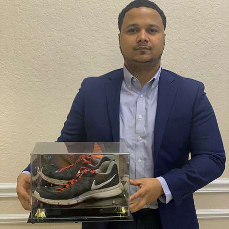 Sapatos do pai de Freddie se tornaram um meio de comunicação e um dispositivo para localizá-lo Sapatos do pai de Freddie se tornaram um meio de comunicação e um dispositivo para localizá-lo