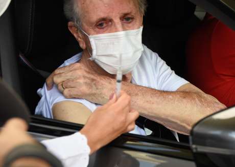 Movimentação na vacinacao de idosos com 83 anos em Osasco, SP, no sistema de Drive Thru