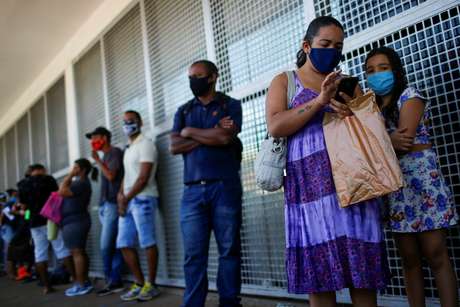Pessoas fazem fila em agncia da Caixa para sacar auxlio emergencial, em Ceilndia-DF 07/07/2020 REUTERS/Adriano Machado