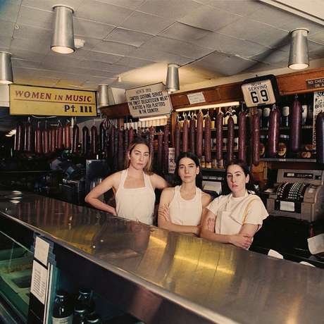 HAIM lança versão expandida do álbum "Women In Music Pt. III" HAIM lança versão expandida do álbum "Women In Music Pt. III"