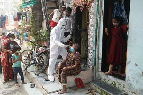 Profissional de saúde com máscara e trajes de proteção colhe amostra em paciente para exame de detecção de coronavírua em Mumbai
23/02/2021 REUTERS/Francis Mascarenhas