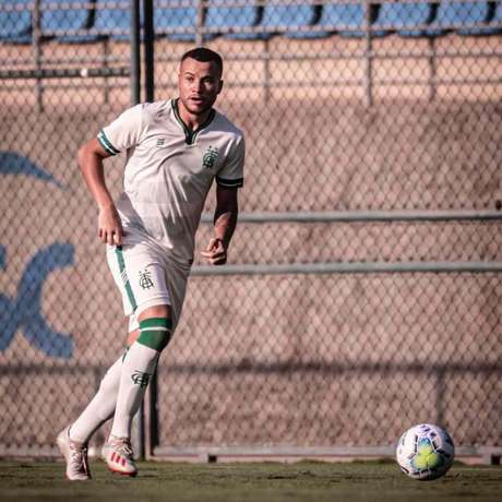 Lateral está muito próximo de acerto com o São Caetano (América-MG / Divulgação) Lateral está muito próximo de acerto com o São Caetano (América-MG / Divulgação)