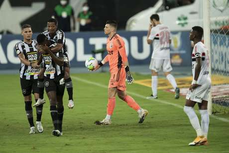 São Paulo is defeated by Botafogo in Rio and sees the G4 threatened
