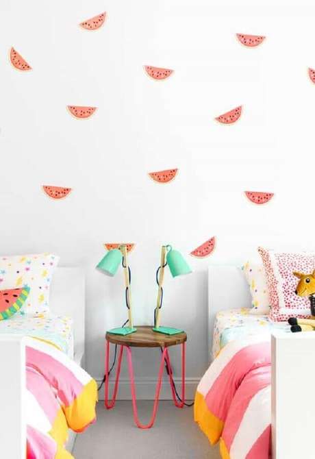 43. Decoração de quarto para criança com papel de parede de melancia – Foto: Ideias Decor