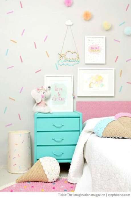 17. Decoração de quarto para criança com papel de parede com detalhes coloridos e criado mudo azul turquesa – Foto: Baú de Menino 17. Decoração de quarto para criança com papel de parede com detalhes coloridos e criado mudo azul turquesa – Foto: Baú de Menino