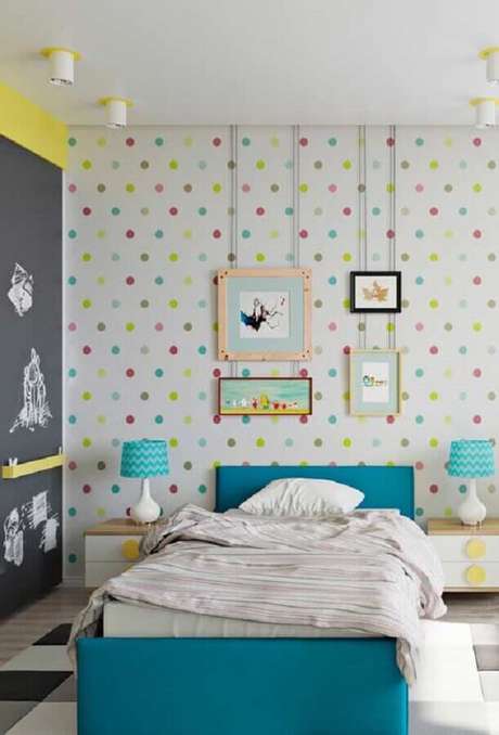 24. Papel de parede para quarto de criança com estampa de bolinhas coloridas – Foto: Home Fashion Trend