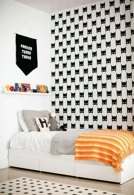 48. Decoração de quarto para criança preto e branco com papel de parede do Batman – Foto: Home Fashion Trend