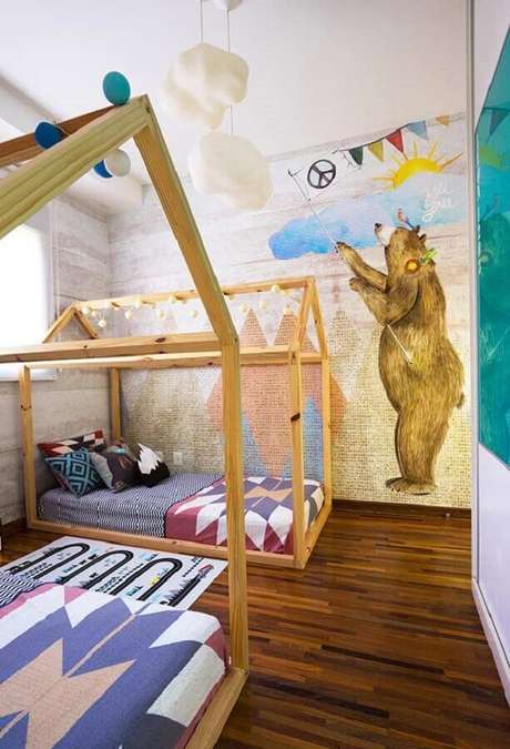 56. Papel de parede lúdico para decoração de quarto para criança com cama montessoriana – Foto: Pinterest