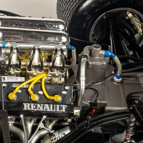 Detalhes do motor Renault V6 Turbo são reproduzidos de forma fiel na miniatura. Detalhes do motor Renault V6 Turbo são reproduzidos de forma fiel na miniatura.
