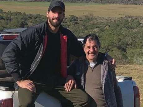 Alisson ao lado do pai José Becker (Reprodução/Instagram Alisson) Alisson ao lado do pai José Becker (Reprodução/Instagram Alisson)