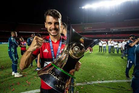 Rodrigo Caio posa com a taça do Brasileirão (Foto: Alexandre Vidal/Flamengo) Rodrigo Caio posa com a taça do Brasileirão (Foto: Alexandre Vidal/Flamengo)