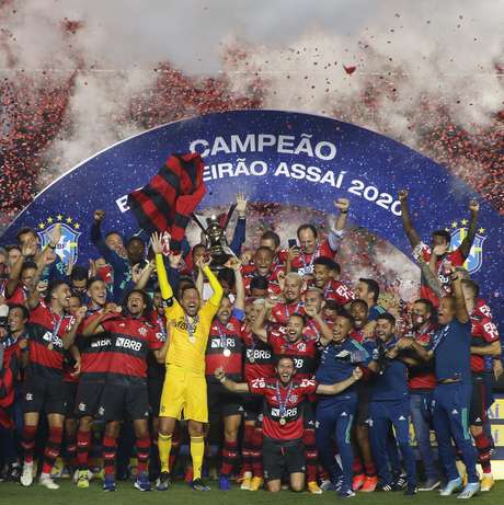 Jogadores do Flamengo comemoram a conquista do ttulo brasileiro
