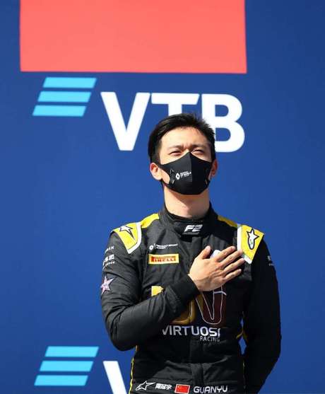Único piloto chinês a vencer uma corrida internacional de monopostos, Guanyu Zhou seguirá na equipe UNI-Virtuosi Racing em 2021. Único piloto chinês a vencer uma corrida internacional de monopostos, Guanyu Zhou seguirá na equipe UNI-Virtuosi Racing em 2021.