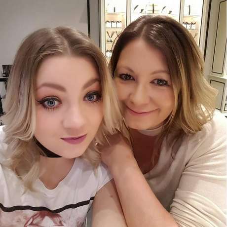 Clare Freer (direita) e sua filha mais velha Clare Freer (direita) e sua filha mais velha