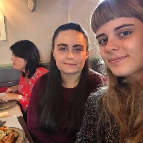 Kirstie (à direita) e Laura. No aniversário de 18 anos Laura não conseguiu comer seu bolo Kirstie (à direita) e Laura. No aniversário de 18 anos Laura não conseguiu comer seu bolo