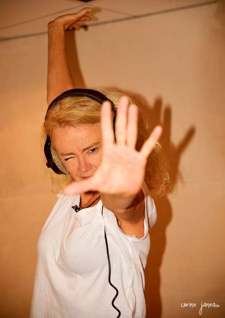 Virginie lança música pedindo reparação aos indígenas Virginie lança música pedindo reparação aos indígenas