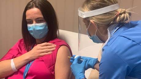 A médica. Claire Cole, do sistema púlico de saúde do Reino Unido, foi voluntária no ensaio de Fase 3 da vacina da Janssen, empresa da Johnson & Johnson A médica. Claire Cole, do sistema púlico de saúde do Reino Unido, foi voluntária no ensaio de Fase 3 da vacina da Janssen, empresa da Johnson & Johnson