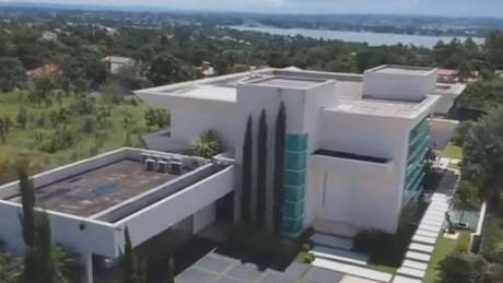 Mansão comprada por Flávio Bolsonaro em bairro nobre de Brasília custou quase R$ 6 milhões Mansão comprada por Flávio Bolsonaro em bairro nobre de Brasília custou quase R$ 6 milhões