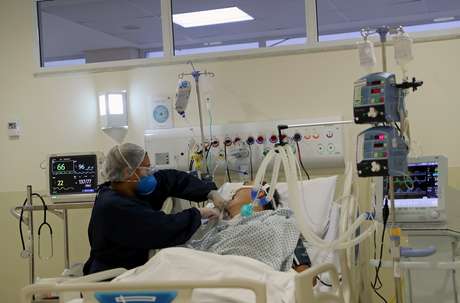 Enfermeira trata paciente com Covid-19 na UTI de hospital em São Paulo 03/06/2020 REUTERS/Amanda Perobelli