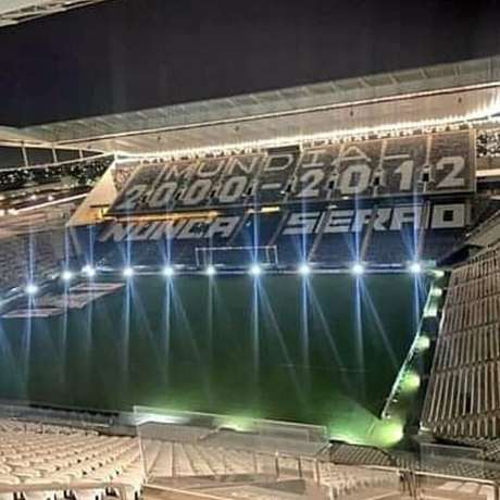 Torcida do Corinthians provoca Palmeiras com moisaco Torcida do Corinthians provoca Palmeiras com moisaco