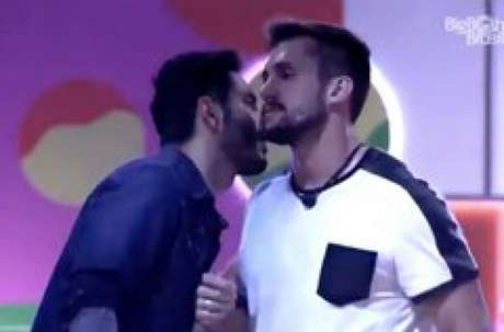 Rodolffo conta caso para Arthur no BBB (Foto: Reprodução/GloboPlay) Rodolffo conta caso para Arthur no BBB (Foto: Reprodução/GloboPlay)