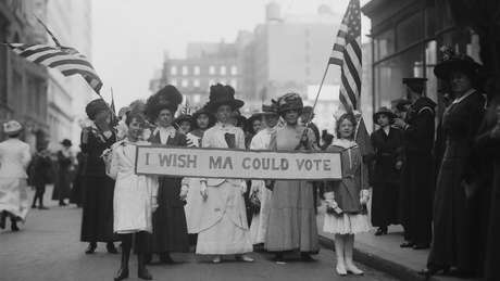 Em 1913, as mulheres já protestavam pelo direito de votar nos Estados Unidos; nessa época, eram frequentes os protestos também por melhores condições de trabalho