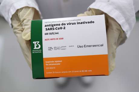 Funcionário segura caixa com doses da vacina contra Covid-19 CoronaVac em São Paulo 22/01/2021 REUTERS/Amanda Perobelli
