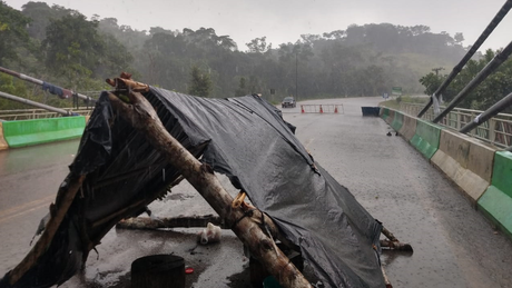 Um grupo de migrantes, a maior parte haitiana, passou quase um mês acampada em condições precárias na ponte que marca a fronteira entre Brasil e Peru