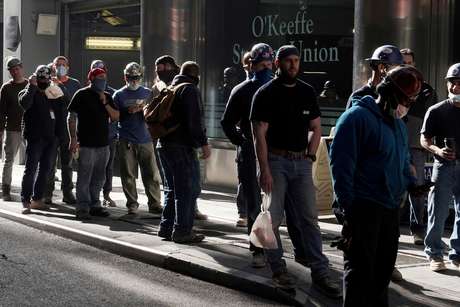 Trabalhadores de construção na cidade de Nova York fazem fila para tirar temperatura antes de retorno ao trabalho 10/11/2020 REUTERS/Carlo Allegri/File Photo/File Photo