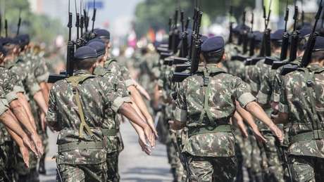 Militares brasileiros marcham com armas Militares brasileiros marcham com armas